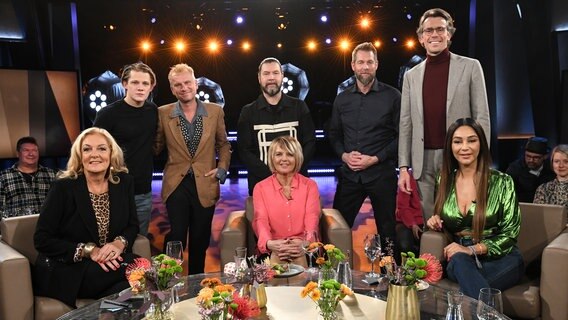 Bettina Tietjen und Johannes Wimmer im Gruppenbild mit den Gästen der NDR Talk Show am 17. November 2023. © NDR Fernsehen/Uwe Ernst Foto: Uwe Ernst