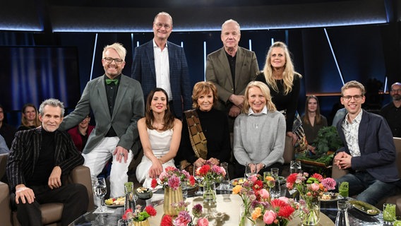 Barbara Schöneberger und Hubertus Meyer-Burckhardt im Gruppenbild mit den Gästen der NDR Talk Show am 24. November 2023. © NDR Fernsehen/Uwe Ernst Foto: Uwe Ernst