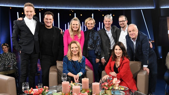 Barbara Schöneberger und Hubertus Meyer-Burckhardt im Gruppenbild mit den Gästen NDR Talk Show am 8. Dezember 2023. © NDR Fernsehen/ Uwe Ernst Foto: Uwe Ernst