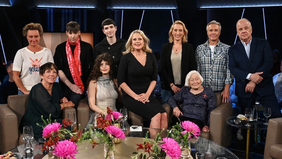 Barbara Schöneberger und Hubertus Meyer-Burckhardt im Gruppenbild mit den Gästen der NDR Talk Show am 2. Mai 2025. © NDR Fernsehen/Uwe Ernst Foto: Uwe Ernst