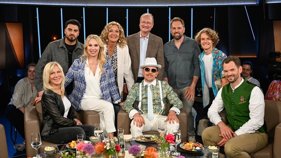 Bettina Tietjen und Steven Gätjen im Gruppenbild mit den Gästen der NDR Talk Show am 9. Mai 2025. © NDR Fernsehen/ Markus Hertrich Foto: Markus Hertrich