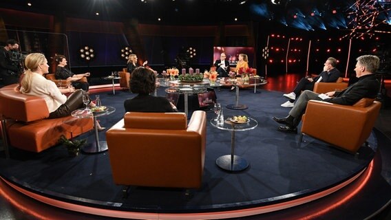 Die Runde der Gäste in der NDR Talk Show am 10. Dezember 2021. © NDR Fernsehen/Uwe Ernst Foto: Uwe Ernst