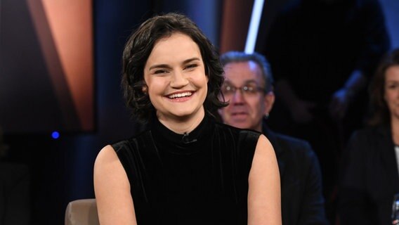 Die Cellistin Raphaela Gromes ist zu Gast in der NDR Talk Show am 10. März 2023. © NDR Fernsehen/Uwe Ernst Foto: Uwe Ernst