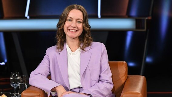Die Autorin und Poetry-Slammerin Sylvie Gühmann ist zu Gast in der NDR Talk Show am 6. Mai 2022. © NDR Fernsehen/Uwe Ernst Foto: Uwe Ernst