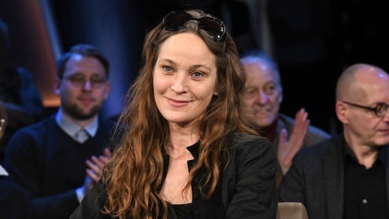 Die Schauspielerin Jeanette Hain ist zu Gast in der NDR Talk Show am 10. März 2023. © NDR Fernsehen/Uwe Ernst Foto: Uwe Ernst