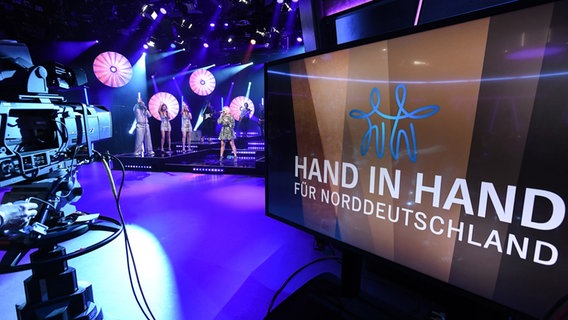 Im Studio der NDR Talk Show wird am 16. Dezember 2022 das Spezial für die Benefizaktion "Hand in Hand für Norddeutschland" gefilmt. © NDR Fernsehen/ Uwe Ernst Foto: Uwe Ernst