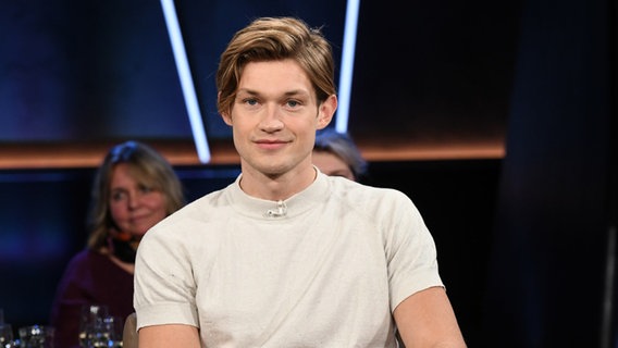 Der Schauspieler Damian Hardung ist zu Gast in der NDR Talk Show am 10. März 2023. © NDR Fernsehen/Uwe Ernst Foto: Uwe Ernst