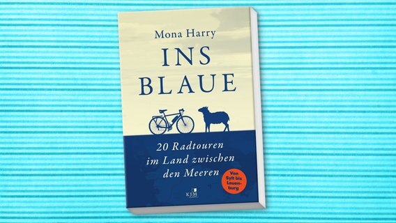 Zu sehen ist das Cover des Buchs "Ins Blaue. 20 Radtouren im Land zwischen den Meeren" von Mona Harry, erschienen im KJM Buchverlag. © KJM Buchverlag 