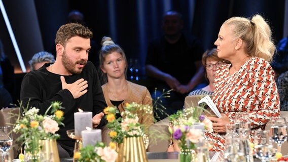 Der Schauspieler Edin Hasanovic ist zu Gast in der NDR Talk Show am 15. September 2023. © NDR Fernsehen/Uwe Ernst Foto: Uwe Ernst
