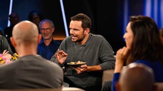 Der Koch Steffen Henssler ist zu Gast in der NDR Talk Show am 29. September 2023. © NDR Fernsehen/ Markus Hertrich Foto: Markus Hertrich