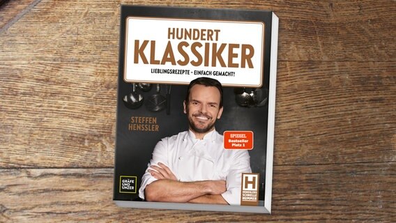 Zu sehen ist das Cover des Kochbuchs "Hundert Klassiker. Lieblingsrezepte - einfach gemacht" von Steffen Henssler, erschienen bei Gräfe und Unzer. © Gräfe und Unzer 