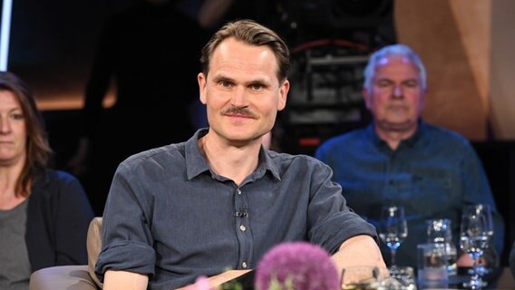 Der Schauspieler Fabian Hinrichs ist zu Gast in der NDR Talk Show am 2. Juni 2023. © NDR Fernsehen/Uwe Ernst Foto: Uwe Ernst