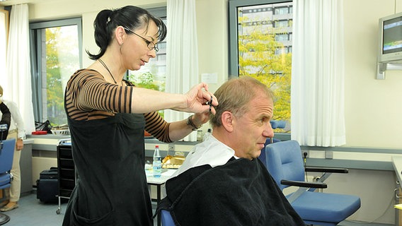 Hubertus Meyer-Burckhardt werden die Haare geschnitten. © NDR/Uwe Ernst 