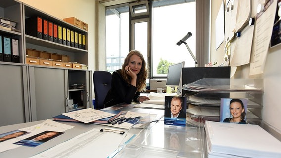 Die Redaktionsassistentin der NDR Talk Show an ihrem Arbeitsplatz © NDR/Uwe Ernst 