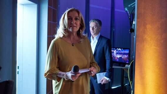 Bettina Tietjen und Jörg Pilawa hinter den Kulissen des NDR Talk Show Studios. © NDR/Uwe Ernst 