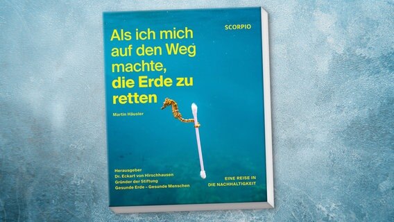 Zu sehen ist das Cover des Buches "Als ich mich auf den Weg machte, die Erde zu retten. Eine Reise in die Nachhaltigkeit" von Martin Häusler, herausgegeben von Dr. Eckart von Hirschhausen und erschienen im Scorpio Verlag. © Scorpio Verlag 