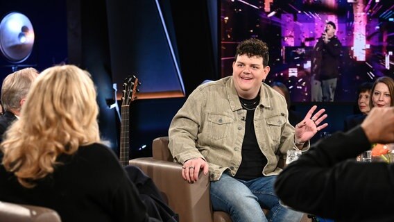 Der Musiker und ESC-Teilnehmer Isaak ist zu Gast in der NDR Talk Show am 15. März 2024. © NDR Fernsehen/Uwe Ernst Foto: Uwe Ernst