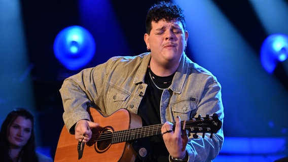 Der Musiker und ESC-Teilnehmer Isaak spielt Gitarre in der NDR Talk Show am 15. März 2024. © NDR Fernsehen/Uwe Ernst Foto: Uwe Ernst