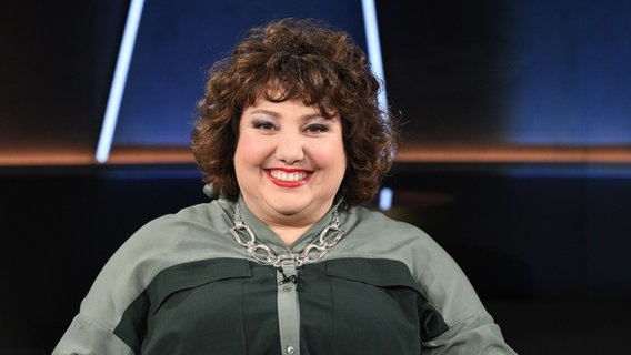 Die Schauspielerin und Komikerin Meltem Kaptan ist zu Gast in der NDR Talk Show am 1. April 2022. © NDR Fernsehen/Uwe Ernst Foto: Uwe Ernst