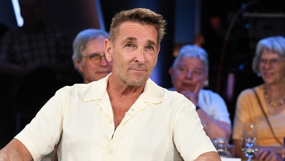 Der Schauspieler und Musiker Mark Keller ist zu Gast in der NDR Talk Show am 21. Juli 2023. © NDR Fernsehen/Uwe Ernst Foto: Uwe Ernst