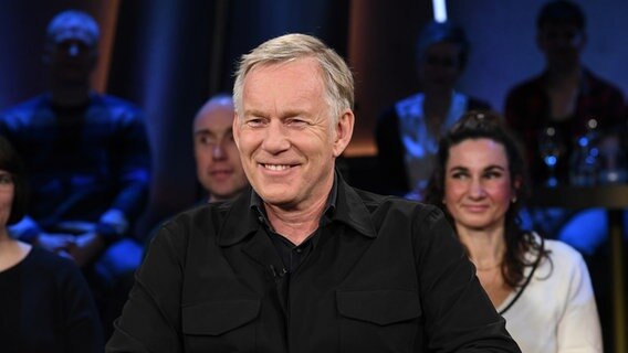 Der Moderator Johannes B. Kerner ist zu Gast in der NDR Talk Show am 10. März 2023. © NDR Fernsehen/Uwe Ernst Foto: Uwe Ernst