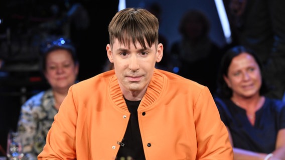 Der Modedesigner Kilian Kerner ist zu Gast in der NDR Talk Show am 30. Juni 2023. © NDR Fernsehen/ Uwe Ernst Foto: Uwe Ernst
