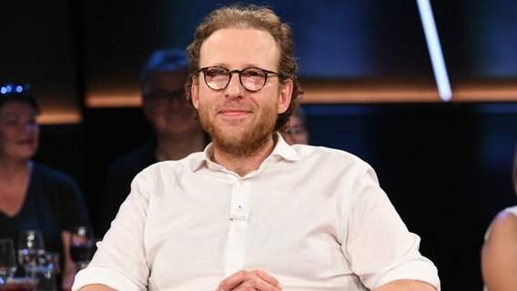 Der Galerist Johann König ist zu Gast in der NDR Talk Show am 29. Juli 2022. © NDR Fernsehen/ Uwe Ernst Foto: Uwe Ernst