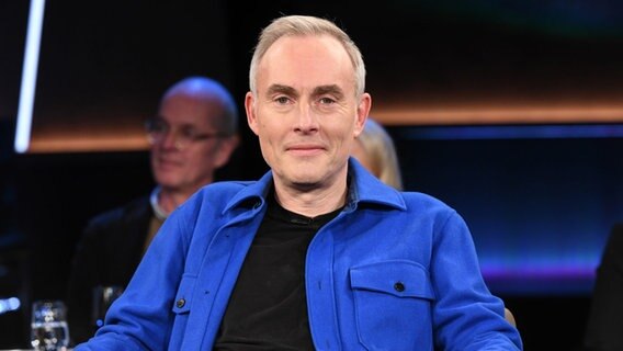 Der Komiker Johann König ist zu Gast in der NDR Talk Show am 31. März 2023. © NDR Fernsehen/ Uwe Ernst Foto: Uwe Ernst