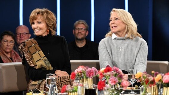 Die Schauspielerinnen Maren Kroymann und Ulrike Kriener sind zu Gast in der NDR Talk Show am 24. November 2023. © NDR Fernsehen/Uwe Ernst Foto: Uwe Ernst
