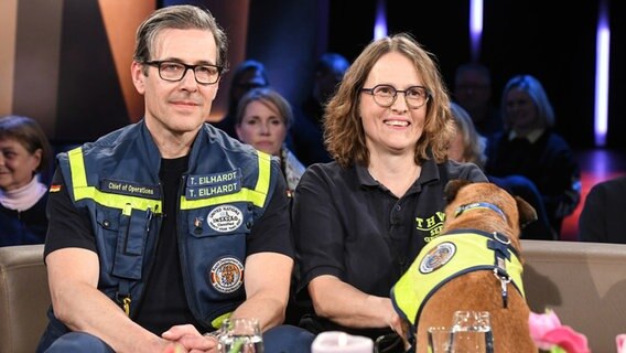 Die THW-Einsatzkräfte Eveline Kümper und Timo Eilhardt sind zu Gast in der NDR Talk Show am 3. März 2023. © NDR Fernsehen/Uwe Ernst Foto: Uwe Ernst