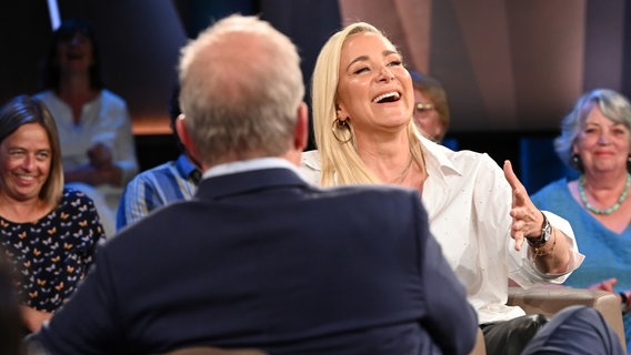 Die Schauspielerin und Moderatorin Janine Kunze ist zu Gast in der NDR Talk Show am 24. Mai 2024. © NDR Fernsehen/ Uwe Ernst Foto: Uwe Ernst