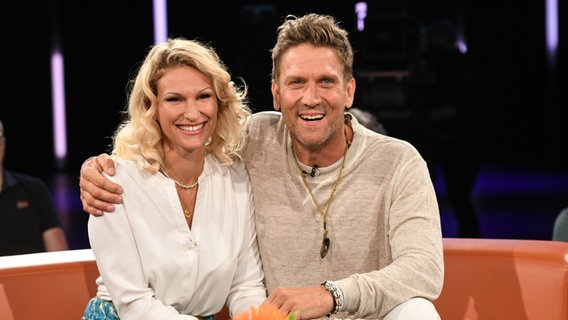 Das Weltenbummler-Paar Janni und Peer Kusmagk ist zu Gast in der NDR Talk Show am 15. Juli 2022. © NDR Fernsehen/ Uwe Ernst Foto: Uwe Ernst