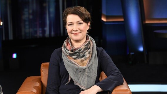 Die Dolmetscherin Alexandra Lemke ist zu Gast in der NDR Talk Show am 1. April 2022. © NDR Fernsehen/Uwe Ernst Foto: Uwe Ernst