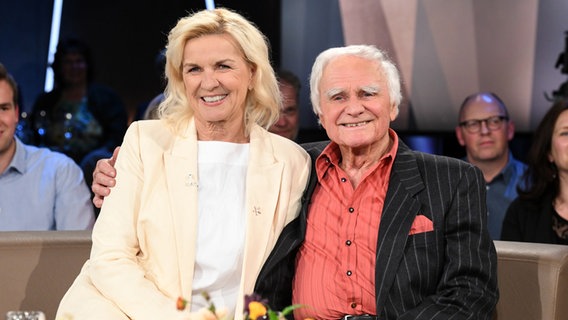 Die Autorin Hera Lind und der Artist Dieto sind zu Gast in der NDR Talk Show am 26. Mai 2023. © NDR Fernsehen/Uwe Ernst Foto: Uwe Ernst