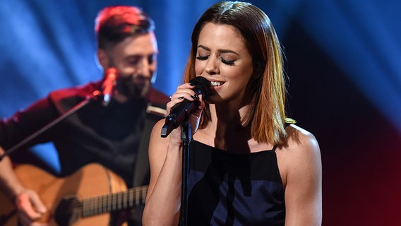 Sängerin Vanessa Mai singt ihren aktuellen Titel in der NDR Talk Show am 28. Juli 2017 © NDR/Uwe Ernst Foto: Uwe Ernst