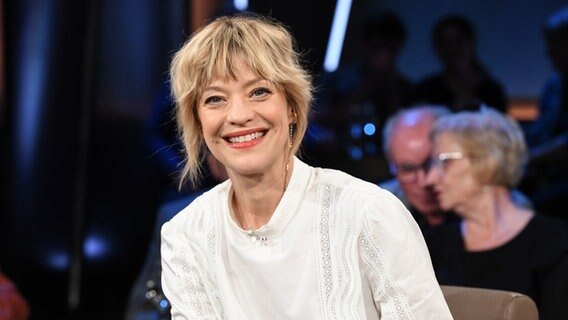 Die Schauspielerin Heike Makatsch ist zu Gast in der NDR Talk Show am 28. April 2023. © NDR Fernsehen/Uwe Ernst Foto: Uwe Ernst