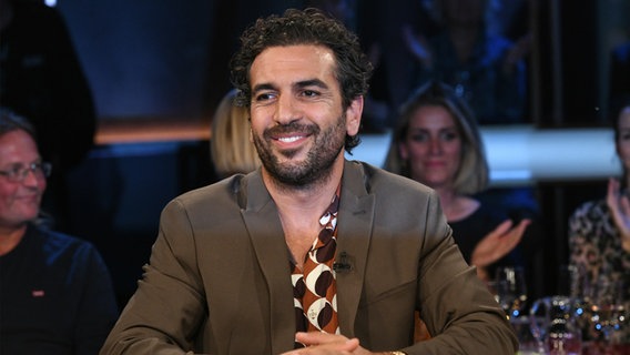 Der Schauspieler Elyas M'Barek ist zu Gast in der NDR Talk Show am 1. Juli 2022. © NDR Fernsehen/Uwe Ernst Foto: Uwe Ernst