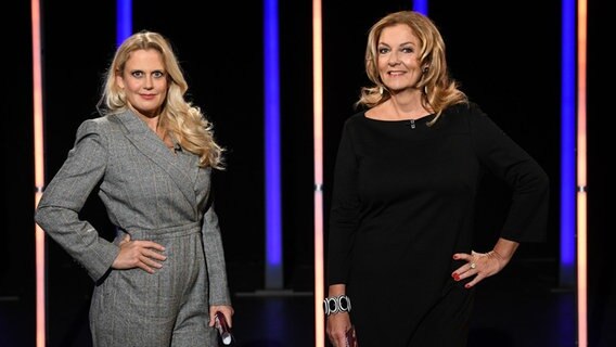 Bettina Tietjen und Barbara Schöneberger sind die Moderatorinnen des "NDR Talk Show Spezial - 75 Jahre Niedersachsen". © Uwe Ernst 
