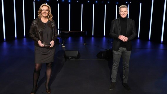 Bettina Tietjen und Jörg Pilawa stehen nebeneinander. © NDR Fernsehen/Uwe Ernst Foto: Uwe Ernst