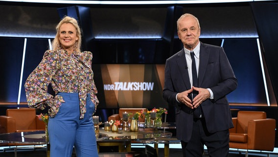 Barbara Schöneberger und Hubertus Meyer-Burckhardt sind die Moderatoren der NDR Talk Show. © NDR Fernsehen/Uwe Ernst Foto: Uwe Ernst
