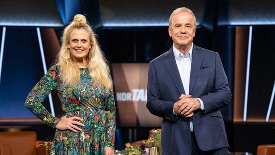 Barbara Schöneberger und Hubertus Meyer-Burckhardt sind die Moderatoren der NDR Talk Show am 25. März 2022. © NDR Fernsehen/Uwe Ernst Foto: Uwe Ernst