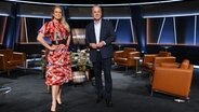 Barbara Schöneberger und Hubertus Meyer-Burckhardt sind die Moderatoren der NDR Talk Show am 6. Mai 2022. © NDR Fernsehen/Uwe Ernst Foto: Uwe Ernst