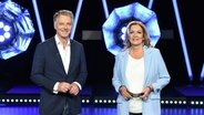 Bettina Tietjen und Jörg Pilawa sind die Moderatoren der NDR Talk Show am 27. Mai 2022. © Uwe Ernst Foto: Uwe Ernst