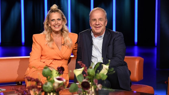 Barbara Schöneberger und Hubertus Meyer-Burckhardt sind die Moderatoren der NDR Talk Show am 17. Juni 2022. © NDR Fernsehen/ Uwe Ernst Foto: Uwe Ernst