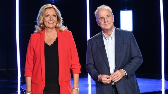 Bettina Tietjen und Hubertus Meyer-Burckhardt sind die Moderatoren der NDR Talk Show am 24. Juni 2022. © NDR Fernsehen/Uwe Ernst Foto: Uwe Ernst