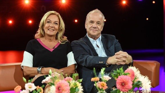 Bettina Tietjen und Hubertus Meyer-Burckhardt sind die Moderatoren der NDR Talk Show am 12. August 2022. © NDR Fernsehen/Uwe Ernst Foto: Uwe Ernst