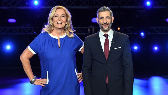 Bettina Tietjen und Michel Abdollahi moderieren die NDR Talk Show am 19. August 2022. © NDR Fernsehen/ Uwe Ernst Foto: Uwe Ernst