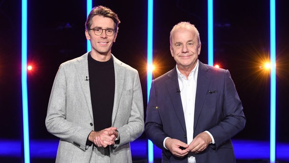 Johannes Wimmer und Hubertus Meyer-Burckhardt sind die Moderatoren der NDR Talk Show am 7. Oktober 2022. © NDR Fernsehen/Uwe Ernst Foto: Uwe Ernst