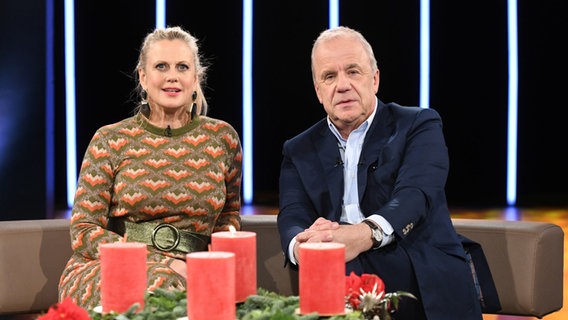Barbara Schöneberger und Hubertus Meyer-Burckhardt sind die Moderatoren der NDR Talk Show am 2. Dezember 2022. © NDR Fernsehen/Uwe Ernst Foto: Uwe Ernst