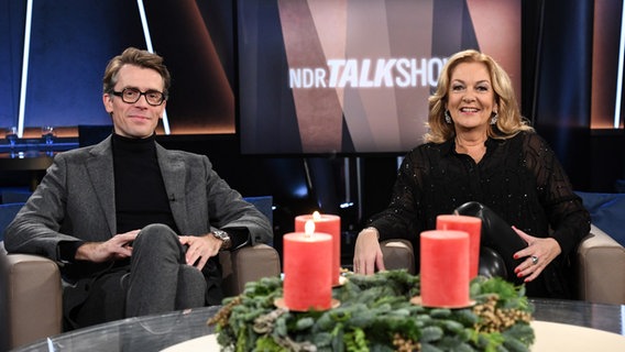 Bettina Tietjen und Johannes Wimmer sind die Moderatoren der NDR Talk Show am 9. Dezember 2022. © NDR Fernsehen/Uwe Ernst Foto: Uwe Ernst